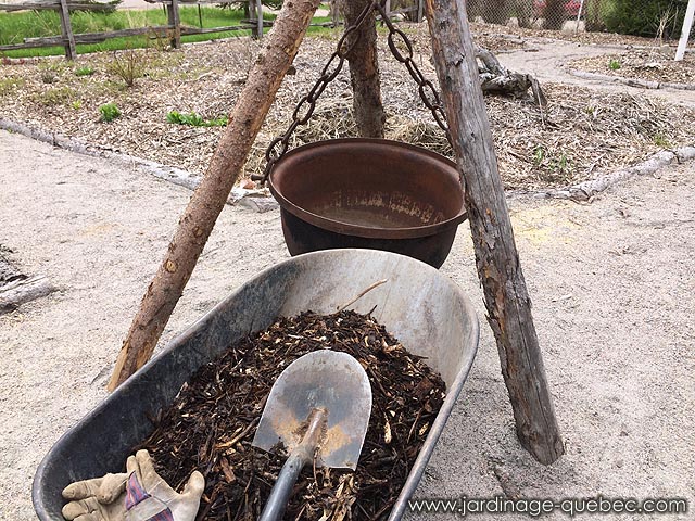 Remplir un chaudron en fonte avec de la terre pour jardinire