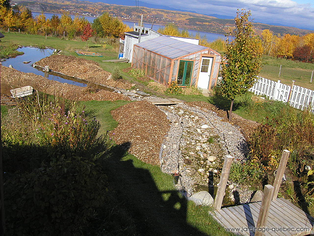Le ruisseau en cascades du bassin de jardin à sa première année