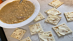 Recette de Soupe aux pois traditionnelle québécoise
