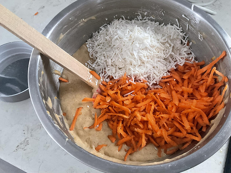 Gâteau aux carottes, mandarines et noix de coco moelleux avec glaçage au fromage à la crème