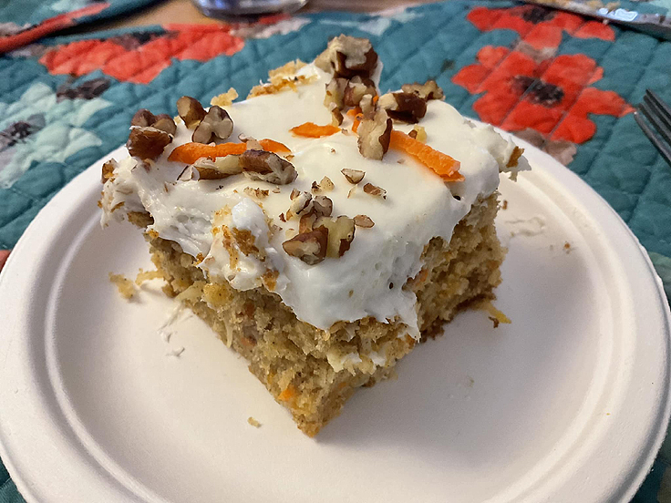 Gâteau aux carottes, mandarines et noix de coco moelleux avec glaçage au fromage à la crème