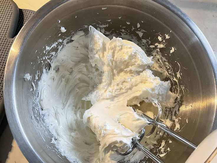 Gâteau aux carottes, mandarines et noix de coco moelleux avec glaçage au fromage à la crème