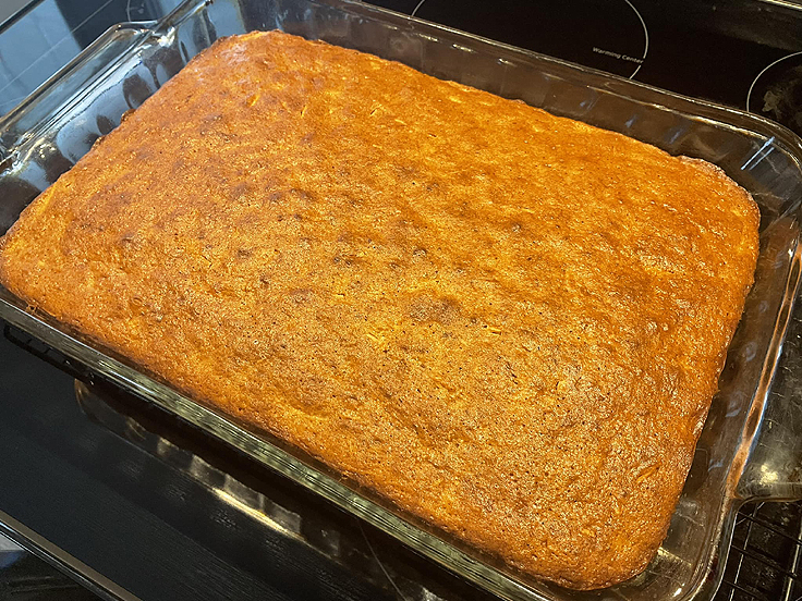 Gâteau aux carottes, mandarines et noix de coco moelleux avec glaçage au fromage à la crème