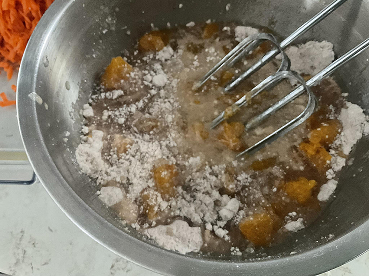 Gâteau aux carottes, mandarines et noix de coco moelleux avec glaçage au fromage à la crème