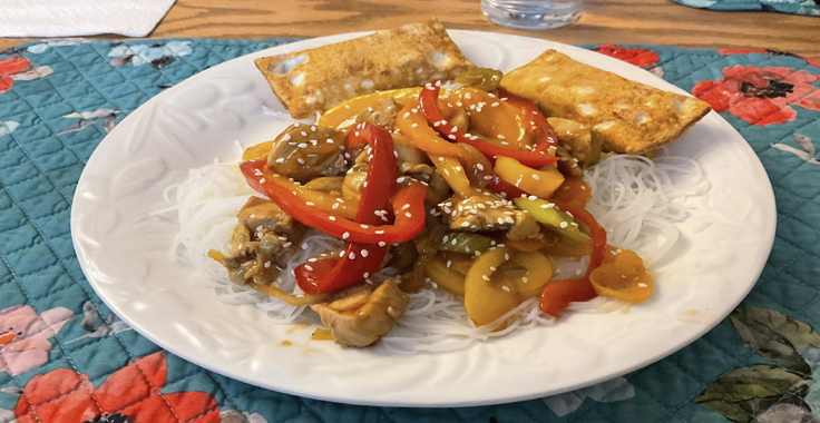 Recette de Poulet et légumes sautés à la sauce sucrée salée
