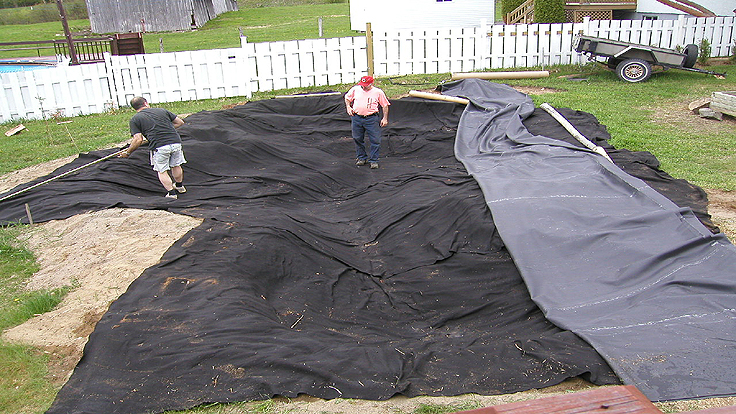 Installer la toile de bassin et les toiles géotextiles protectrices