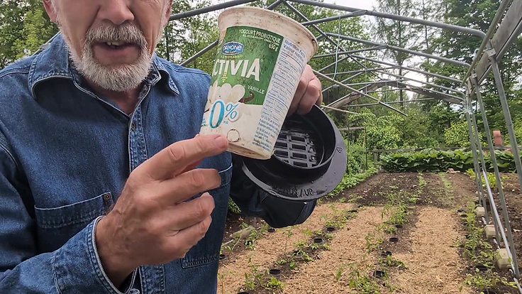 Les trous sur le côté là où l'eau est libérée dans le sol 
