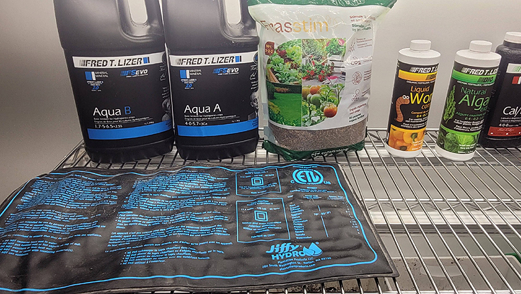 Le matériel de semis de Kéven Prescott sur sa table de travail à semis